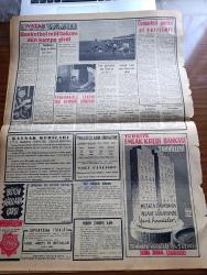 Vatan Gazetesi - 18 Kasım 1955 - Ahmet Emin Yalman Köşe Yazısı - Ege Köylerinde Şiddetli Yağmurdan 750 Ev Yıkıldı - 80.000 Kilo Zeytinyağı Sel Sularına Karıştı - Binlerce Zeytin Ağacı Harap Oldu - Sarıgüzel'de Çöken Apartmanın Altında Kalanlardan 14 Kişi Öldü - Amerikalı Kongre Üyesi Maliye Ve Hariciye Vekiliyle Görüştü - İran Başvekili Hüseyin Ala Bir Suikast Teşebbüsünde Yaralandı - Fırtınalı Gece Yazan Orhan Kemal Yazı Dizisi - Eski Mezarlıklar Müdürü Safa Güney'in Duruşmasına Devam Edildi - Atatürk Filminin Senaryosu Yakında Hazırlanacak - Geçmişte Bugün Kanije Zaferi Yazan Feridun Fazıl Tülbentçi Yazı Dizisi - Gazeteci Ceyn Arden'in Maceraları Çizgi Roman - Hoş Memo Karikatür - İslam Tarihinde Düşünen Baş Hazreti Ali Yazan Abdülbaki Gölpınarlı - Cemiyet Hayatı - Sonu Gelmeyen Yol Çeviren Burhan Arpad - Fenerbahçe Takımı Eski Sistemine Dönüyor - Cumartesi Günkü At Yarışları - Basketbol Milli Takımı Kampa Girdi - Amerikalı Olimpiyat Halter Şampiyonu Paul Anderson - Ping Pong