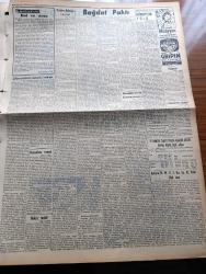 Vatan Gazetesi - 22 Kasım 1955 - Ahmet Emin Yalman Köşe Yazısı - Malatya Belediye Seçimleri Henüz Karara Bağlanamadı - Bulganin Batılılara Delhi'de Hücum Etti - Bağdat Paktı Konseyi İlk Toplantısını Yaptı - Yaralı İran Başvekili Hüseyin Ala Ve Ateş Eden Fotoğraf - Bombay'da 200 Bin İşçi Polisle Çatıştı 22 İşçi Yaralandı - Fırtınalı Gece Yazan Orhan Kemal Yazı Dizisi - Atatürk Filmi İle İlgili Mukavele İmzalandı - İzmir İmam Hatip Yetiştirme Derneğinin Mektubu - Geçmişte Bugün Sultan Birinci Mustafa'nın Cûlusü - Hürriyet Partililer Adnan Menderes'e Cevap Verecekler - Gazeteci Ceyn Arden'in Maceraları - Hoş Memo Karikatür - Lady Chatterley'in Aşıkı Fransa'da Filme alındı - Sonu Gelmeyen Yol Çeviren Burhan Arpad Yazı Dizisi - İslam Tarihinde Düşünen Baş Hazreti Ali Yazan Abdülbaki Gölpınarlı Yazı Dizisi - Şehirden Çizgiler Yazan Orhan Kemal Yazı Dizisi - Gripin - Macar Milli Takımı Geliyor - Kocsis - Puşkaş - Fenerbahçe'de Esaslı Hiç Bir İhtilaf Mevcut Değildir - Enternasyonal Basketbol