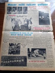 Vatan Gazetesi - 22 Kasım 1955 - Ahmet Emin Yalman Köşe Yazısı - Malatya Belediye Seçimleri Henüz Karara Bağlanamadı - Bulganin Batılılara Delhi'de Hücum Etti - Bağdat Paktı Konseyi İlk Toplantısını Yaptı - Yaralı İran Başvekili Hüseyin Ala Ve Ateş Eden Fotoğraf - Bombay'da 200 Bin İşçi Polisle Çatıştı 22 İşçi Yaralandı - Fırtınalı Gece Yazan Orhan Kemal Yazı Dizisi - Atatürk Filmi İle İlgili Mukavele İmzalandı - İzmir İmam Hatip Yetiştirme Derneğinin Mektubu - Geçmişte Bugün Sultan Birinci Mustafa'nın Cûlusü - Hürriyet Partililer Adnan Menderes'e Cevap Verecekler - Gazeteci Ceyn Arden'in Maceraları - Hoş Memo Karikatür - Lady Chatterley'in Aşıkı Fransa'da Filme alındı - Sonu Gelmeyen Yol Çeviren Burhan Arpad Yazı Dizisi - İslam Tarihinde Düşünen Baş Hazreti Ali Yazan Abdülbaki Gölpınarlı Yazı Dizisi - Şehirden Çizgiler Yazan Orhan Kemal Yazı Dizisi - Gripin - Macar Milli Takımı Geliyor - Kocsis - Puşkaş - Fenerbahçe'de Esaslı Hiç Bir İhtilaf Mevcut Değildir - Enternasyonal Basketbol