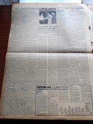Vatan Gazetesi - 23 Kasım 1955 - Ahmet Emin Yalman Köşe Yazısı - Hükümet İçin Demokrat Parti Grubunda İstizah Açıldı - Konya Mebusu Ziyad Ebüzziya 150 Mebus Hürriyet Partisine Geçebilir Dedi - Bağdat Paktı Konsey Toplantısı Sona Erdi Ve Bir Tebliğ Yayınlandı - CHP Genel Sekreteri Kasım Gülek Seçim Neticesi İktidar İçin Ağırdır - Sarıgüzel'de Çöken Apartmanın İlk Mesulü Ali Rıza Soyunç Adliyede - Beş Şirkete Petrol Arama Müsaadesi Verildi - Nizamettin Nazif Tepedenlioğlu Tahliye Edildi - Fırtınalı Gece Yazan Orhan Kemal Yazı Dizisi - Belediye Tariş'ten 30.000 Kilo Zeytinyağı Aldı - Birleşmiş Milletler Irak Baş Delegesi Fadıl Cemali İsrail Para Koparmaya Çalışıyor Dedi - Geçmişte Bugün Büyük Tarihçi Hammer'in Ölümü Yazan Feridun Fazıl Tülbentçi Yazı Dizisi - Gazeteci Ceyn Arden'in Maceraları Çizgi Roman - Hoş Memo Karikatür - Karaca Tiyatro'nun Rejisörü Müze ofis Ve Tiyatro Sanatı - Sonu Gelmeyen Yol Çeviren Burhan Arpad - 1955 Yılı İçinde En Fazla Tütün Ve Fındık İhraç Edildi