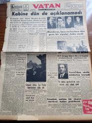 Vatan Gazetesi - 8 Aralık 1955 - Ahmet Emin Yalman Köşe Yazısı - Kabine Dün De Açıklanamadı - Muhtemel Yeni Vekiller Kimler - Clement Attle İşçi Partisi Liderliğinden İstifa Etti - Adnan Menderes Bazı Mebuslara Dün Gece Bir Ziyafet Daha Verdi - Demokrat Parti Grubu İdare Heyeti Bugün Olağanüstü Toplanıyor - Mükerrem Sarol'dan Sözlü Müdafaa İstendi - İstanbul Mühim Bir Ticaret Merkezi Haline Getirilecek - Fırtınalı Gece Yazan Orhan Kemal Yazı Dizisi - Yılbaşı Gecesi İçin Bir Masa 1000 Lira - Eyüp Bölgesinde 1,5 Ayda 140 Tifo Vakası - Geçmişte Bugün Güzel Kraliçe Mari Stuart Yazan Feridun Fazıl Tülbentçi Yazı Dizisi - Gazeteci Ceyn Arden'in Maceraları Çizgi Roman - Hoş Memo Karikatür - Hürriyet Partisinin Tüzüğü Hazırlandı - İslam Tarihinde Düşünen Baş Hazreti Ali Yazan Abdülbaki Gölpınarlı Yazı Dizisi - Moda İlkokulundan Yavrularla Bir Sohbet - Çocuk Köşesi - Cemiyet Hayatı - Radyo Ve Bulmaca - Opon Ağrı Kesici - Milli Piyango Dün Çekildi - Spor Oyunları Federasyonunun Son Aldığı Karar