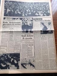 Vatan Gazetesi - 8 Aralık 1955 - Ahmet Emin Yalman Köşe Yazısı - Kabine Dün De Açıklanamadı - Muhtemel Yeni Vekiller Kimler - Clement Attle İşçi Partisi Liderliğinden İstifa Etti - Adnan Menderes Bazı Mebuslara Dün Gece Bir Ziyafet Daha Verdi - Demokrat Parti Grubu İdare Heyeti Bugün Olağanüstü Toplanıyor - Mükerrem Sarol'dan Sözlü Müdafaa İstendi - İstanbul Mühim Bir Ticaret Merkezi Haline Getirilecek - Fırtınalı Gece Yazan Orhan Kemal Yazı Dizisi - Yılbaşı Gecesi İçin Bir Masa 1000 Lira - Eyüp Bölgesinde 1,5 Ayda 140 Tifo Vakası - Geçmişte Bugün Güzel Kraliçe Mari Stuart Yazan Feridun Fazıl Tülbentçi Yazı Dizisi - Gazeteci Ceyn Arden'in Maceraları Çizgi Roman - Hoş Memo Karikatür - Hürriyet Partisinin Tüzüğü Hazırlandı - İslam Tarihinde Düşünen Baş Hazreti Ali Yazan Abdülbaki Gölpınarlı Yazı Dizisi - Moda İlkokulundan Yavrularla Bir Sohbet - Çocuk Köşesi - Cemiyet Hayatı - Radyo Ve Bulmaca - Opon Ağrı Kesici - Milli Piyango Dün Çekildi - Spor Oyunları Federasyonunun Son Aldığı Karar