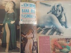 Pazar Haftalık Aktüalite Sinema Tiyatro Müzik ve Magazin Dergisi - 1976 Yılı - Sayı:994 - Arzu Okay - Aynur Akarsu - Oya Peri, Mesut Engin aşkı devam ediyor - Neşe Güngör - Nalan Çöl - Yonca Yücel - Nalan Çöl iyiden iyiye dağıttı.. - Gönül Hancı - Hayri Şahin aşkı eski hızından birş ey yitirmeden devam ediyor - Hayri Şahin - Sevim Tuna 50 yaşında olduğunu yalanlamak için basın toplantısı yapacak - Ceyhan Cem Dev Posteri - Zeki Müren - Behzat Şenyıldız - Hayriye Müren - Tonton yine dayanamadı - Emel Sayın neden kaçtı? - Tarık Akan'ın aşkı, Emel Sayın'ı yollara düşürdü - Erkek Doğup Kadın Yaşayanlar - Yaşamını sürdüren Gülistan Okan yeni evinde yeni düzene hazırlanıyor - Minnoş abla dert dinliyor - Danyal Kopatan - Ümit Utku - Altan Günbay - Hülya Koçyiğit - Selim Soydan - Arap Celal - Hayati Hamzaoğlu - Yıldıray Çınar - Aytaç Arman - Nazan Şoray - Gül Taner - Orhan Gencebay - Türkan Şoray çok üzüntülü - Yıldırım Gencer - Şıklaşmak için berber bile istetti - Posterli Tam Takım Dergi