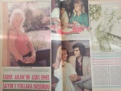 Pazar Haftalık Aktüalite Sinema Tiyatro Müzik ve Magazin Dergisi - 1976 Yılı - Sayı:994 - Arzu Okay - Aynur Akarsu - Oya Peri, Mesut Engin aşkı devam ediyor - Neşe Güngör - Nalan Çöl - Yonca Yücel - Nalan Çöl iyiden iyiye dağıttı.. - Gönül Hancı - Hayri Şahin aşkı eski hızından birş ey yitirmeden devam ediyor - Hayri Şahin - Sevim Tuna 50 yaşında olduğunu yalanlamak için basın toplantısı yapacak - Ceyhan Cem Dev Posteri - Zeki Müren - Behzat Şenyıldız - Hayriye Müren - Tonton yine dayanamadı - Emel Sayın neden kaçtı? - Tarık Akan'ın aşkı, Emel Sayın'ı yollara düşürdü - Erkek Doğup Kadın Yaşayanlar - Yaşamını sürdüren Gülistan Okan yeni evinde yeni düzene hazırlanıyor - Minnoş abla dert dinliyor - Danyal Kopatan - Ümit Utku - Altan Günbay - Hülya Koçyiğit - Selim Soydan - Arap Celal - Hayati Hamzaoğlu - Yıldıray Çınar - Aytaç Arman - Nazan Şoray - Gül Taner - Orhan Gencebay - Türkan Şoray çok üzüntülü - Yıldırım Gencer - Şıklaşmak için berber bile istetti - Posterli Tam Takım Dergi