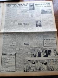 Vatan Gazetesi - 23 Şubat 1955 - Adnan Menderes'in Tuttuğu Yol Yazan Ahmet Emin Yalman Köşe Yazısı - Suriye Türk Irak Paktına Girmiyor - Nevadada Dün Atom Bombası Patlatıldı - Sirkeci Soğuksu Tren Hattı Bitmek Üzere - Saidi Kürdi'ye Isparta'da Her Cuma Tezahürat Yapılıyor - Celal Bayar'a Fahri Hukuk Doktorluğu Verildi - Fırtınadan Dumlupınar Vapurunun Dümen Zinciri Koptu - Hanımın Çiftliği Yazan Orhan Kemal Yazı Dizisi - Emekli Madalyaları Çek İle Ödenecek - Viyana'da Birleşen Eller İsimli Türk Filmi Gösterildi - Gazeteci Ceyn Arden'in Maceraları Çizgi Roman - Haliç'te Sökülen Şanlı Hamidiye'nin Son Durumu - Toprak Sevgisi Senaryo Ve Resim Çetin A. Özkırım Yazı Dizisi - Sir Julius Levy'nin Yükselişi Yazan Daphne Du Maurier Yazı Dizisi - Kamptan Ayrılan Güreşçiler İsmet Atlı Tevfik Yüce Ve Adil Atan Hakkında Tahkikat -  Fenerbahçe Takımı Esaslı Bir Islahata Tabi Tutulacak -  Good Year Lastikleri - Arı Unları - Sulfaderme Yara Merhemi - Bir Brezilya Takımı Türkiye'ye Geliyor - Eskrim