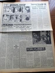 Vatan Gazetesi - 23 Şubat 1955 - Adnan Menderes'in Tuttuğu Yol Yazan Ahmet Emin Yalman Köşe Yazısı - Suriye Türk Irak Paktına Girmiyor - Nevadada Dün Atom Bombası Patlatıldı - Sirkeci Soğuksu Tren Hattı Bitmek Üzere - Saidi Kürdi'ye Isparta'da Her Cuma Tezahürat Yapılıyor - Celal Bayar'a Fahri Hukuk Doktorluğu Verildi - Fırtınadan Dumlupınar Vapurunun Dümen Zinciri Koptu - Hanımın Çiftliği Yazan Orhan Kemal Yazı Dizisi - Emekli Madalyaları Çek İle Ödenecek - Viyana'da Birleşen Eller İsimli Türk Filmi Gösterildi - Gazeteci Ceyn Arden'in Maceraları Çizgi Roman - Haliç'te Sökülen Şanlı Hamidiye'nin Son Durumu - Toprak Sevgisi Senaryo Ve Resim Çetin A. Özkırım Yazı Dizisi - Sir Julius Levy'nin Yükselişi Yazan Daphne Du Maurier Yazı Dizisi - Kamptan Ayrılan Güreşçiler İsmet Atlı Tevfik Yüce Ve Adil Atan Hakkında Tahkikat -  Fenerbahçe Takımı Esaslı Bir Islahata Tabi Tutulacak -  Good Year Lastikleri - Arı Unları - Sulfaderme Yara Merhemi - Bir Brezilya Takımı Türkiye'ye Geliyor - Eskrim
