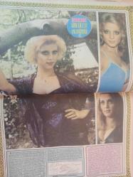 Pazar Haftalık Aktüalite Sinema Tiyatro Müzik ve Magazin Dergisi - 1976 Yılı - Sayı:975 - Leyla Sayar - Melek Görgün - Annesi diretince Feri Cansel sevgilisiyle erkenden yazlığa taşındı - Günseli Başar - Necmettin Öztemiz - Levent Nursen - Mine Kırıkoğlu - Asuman Çiftçi - Nilgün Çakıroğlu - Asil Delibaş - Nurhan Şengönül - Melek Görgün - Oya Temel - Cezmi Biren - Ali Sema Ramazanoğlu - Ayten Bahar - Hülya Tuğlu - Rasim Kıroğlu - Gülşen Bubikoğlu - Nilgün Atılgan - Tarık Akan - Ajda Pekkan - Gökmen'e Bahar Erdeniz el koydu - Ünlüler albümü: Müşerref Tezcan - Tamer Yiğit - Yılmaz Duru - Süreyya Duru - Cüneyt Arkın - Atakan Çelik - Ahmet Mekin - Remzi Jontürk - Yılmaz Güney - Osman Faruk Seden - Gönül Tansel - Güzellik Kraliçemiz Beyza Başar Filipinlerde hem yarıştı hem de fotoğraf çekti - Ajda Pekkan - Fecri Ebcioğlu - Okan Dinçer - Gönül Yazar- Cömert Baykent- Sevda Ferdağ- Zeki Müren - Canan Candan - Asuman Arsan - Atilla Ergün - Müşerref Tezcan - Necla Nazır - Tam Takım Dergi