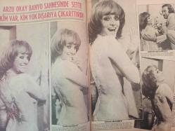 Pazar Haftalık Aktüalite Sinema Tiyatro Müzik ve Magazin Dergisi - 1976 Yılı - Sayı:973 - Bahar Erdeniz - Yeşim Yükselen - Arzu Okay banyo sahnesinde sette kim var, kim yok dışarıya çıkarttı - Pınar Yaşaroğlu - Kazım Şahin - Uğur Güriz - Nevin Pere - Hayret Bakioğlu - Ceyda Orhun - Gülten Özdemir - İnci Tüzünalp - Selman Erim - Sevgi Erim - Yılmaz Ağaoğlu - Ayça Menküer - Barış Manço - İnci Günay - Ertuğrul Soysal - Suna Çakır - Cüneyt Arkın - Cezmi Kazancıgil - Handan Adalı - Nazan Adalı - Selma Güneri - Mine Mutlu, Arzu Okay derken Feri Cansel de çıplaklık yarışına katıldı - Ünlüler albümü: İzzet Günay - Zafer Davutoğlu - İzzet Günay - Temel Gürsu - Neşe Karaböcek - Arzu Okay - Gül Tener - Türkan Şoray - serpil Gül - Aram gülyüz - Sedef Türkay - Filiz Akın - Ümit Utku - Sermet Serdengeçti - Ali Poyrazoğlu - Serdar Gökhan'a abayı yakan Elif Pektaş, Mualla Omay'a - Özcan Tekgül yürüyünce yürekler titrerdi - Turhan Seyfioğlu - Serpil Gül - Bilal İnci - Sevda Nur - Tam Takım Dergi