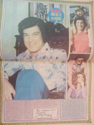 Pazar Haftalık Aktüalite Sinema Tiyatro Müzik ve Magazin Dergisi - 1976 Yılı - Sayı:973 - Bahar Erdeniz - Yeşim Yükselen - Arzu Okay banyo sahnesinde sette kim var, kim yok dışarıya çıkarttı - Pınar Yaşaroğlu - Kazım Şahin - Uğur Güriz - Nevin Pere - Hayret Bakioğlu - Ceyda Orhun - Gülten Özdemir - İnci Tüzünalp - Selman Erim - Sevgi Erim - Yılmaz Ağaoğlu - Ayça Menküer - Barış Manço - İnci Günay - Ertuğrul Soysal - Suna Çakır - Cüneyt Arkın - Cezmi Kazancıgil - Handan Adalı - Nazan Adalı - Selma Güneri - Mine Mutlu, Arzu Okay derken Feri Cansel de çıplaklık yarışına katıldı - Ünlüler albümü: İzzet Günay - Zafer Davutoğlu - İzzet Günay - Temel Gürsu - Neşe Karaböcek - Arzu Okay - Gül Tener - Türkan Şoray - serpil Gül - Aram gülyüz - Sedef Türkay - Filiz Akın - Ümit Utku - Sermet Serdengeçti - Ali Poyrazoğlu - Serdar Gökhan'a abayı yakan Elif Pektaş, Mualla Omay'a - Özcan Tekgül yürüyünce yürekler titrerdi - Turhan Seyfioğlu - Serpil Gül - Bilal İnci - Sevda Nur - Tam Takım Dergi