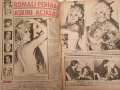 Pazar Haftalık Aktüalite Sinema Tiyatro Müzik ve Magazin Dergisi - 1974 Yılı - Sayı:957 - Arzu Okay - İlknur Taçbaş - Romalı Perihan aşkını açıkladı - Gökben - Sevda Nur - Ayhan Işık - Zeki Müren - Perihan Savaş - Muzaffer Tema - Sami Çölgeçen - Figen Biçel - Necdet Oktay - Özcan Tuncel - Süren Tezyen - Bekir Döğen - Erdoğan Çelik - Kemal Agcer - Mine May - Müşfik Kenter - Banu Opsin - Burhan İnce - Fehamet Perit - Yusuf Melek - Meri Özemre - Sevim Tuna bu kez kesin konuşuyor - Sami Güçlü - Mine Mutlu ile Arzu Okay aynı filmde soyunmak ve sevişmek için yarıştılar - Ünlüler Albümü: Nebahat Çehre - Yılmaz Atadeniz - Feyzi Tuna - Gündüz Serdengeçti - Cüneyt Arkın - Erol Taş - Feridun Kete - Ayhan Işık - Kerim Afşar - Yılmaz Güney - Uğur Güçlü - Ahmet Mekin - Lando Buzzanco - Hulki Saner - Melih Gülgen - Neşe Karaböcek - Mürüvvet Sim - İlhan Daner - Müfit İlkiz - Tarık Akan, Feri Cansel'e artık yenge diyecek - Turgut Akan - Muhteşem Marilyn Monroe - Adele Jergens - Tam Takım Dergi