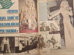 Pazar Haftalık Aktüalite Sinema Tiyatro Müzik ve Magazin Dergisi - 1974 Yılı - Sayı:957 - Arzu Okay - İlknur Taçbaş - Romalı Perihan aşkını açıkladı - Gökben - Sevda Nur - Ayhan Işık - Zeki Müren - Perihan Savaş - Muzaffer Tema - Sami Çölgeçen - Figen Biçel - Necdet Oktay - Özcan Tuncel - Süren Tezyen - Bekir Döğen - Erdoğan Çelik - Kemal Agcer - Mine May - Müşfik Kenter - Banu Opsin - Burhan İnce - Fehamet Perit - Yusuf Melek - Meri Özemre - Sevim Tuna bu kez kesin konuşuyor - Sami Güçlü - Mine Mutlu ile Arzu Okay aynı filmde soyunmak ve sevişmek için yarıştılar - Ünlüler Albümü: Nebahat Çehre - Yılmaz Atadeniz - Feyzi Tuna - Gündüz Serdengeçti - Cüneyt Arkın - Erol Taş - Feridun Kete - Ayhan Işık - Kerim Afşar - Yılmaz Güney - Uğur Güçlü - Ahmet Mekin - Lando Buzzanco - Hulki Saner - Melih Gülgen - Neşe Karaböcek - Mürüvvet Sim - İlhan Daner - Müfit İlkiz - Tarık Akan, Feri Cansel'e artık yenge diyecek - Turgut Akan - Muhteşem Marilyn Monroe - Adele Jergens - Tam Takım Dergi
