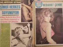 Pazar Haftalık Aktüalite Sinema Tiyatro Müzik ve Magazin Dergisi - 1974 Yılı - Sayı:957 - Arzu Okay - İlknur Taçbaş - Romalı Perihan aşkını açıkladı - Gökben - Sevda Nur - Ayhan Işık - Zeki Müren - Perihan Savaş - Muzaffer Tema - Sami Çölgeçen - Figen Biçel - Necdet Oktay - Özcan Tuncel - Süren Tezyen - Bekir Döğen - Erdoğan Çelik - Kemal Agcer - Mine May - Müşfik Kenter - Banu Opsin - Burhan İnce - Fehamet Perit - Yusuf Melek - Meri Özemre - Sevim Tuna bu kez kesin konuşuyor - Sami Güçlü - Mine Mutlu ile Arzu Okay aynı filmde soyunmak ve sevişmek için yarıştılar - Ünlüler Albümü: Nebahat Çehre - Yılmaz Atadeniz - Feyzi Tuna - Gündüz Serdengeçti - Cüneyt Arkın - Erol Taş - Feridun Kete - Ayhan Işık - Kerim Afşar - Yılmaz Güney - Uğur Güçlü - Ahmet Mekin - Lando Buzzanco - Hulki Saner - Melih Gülgen - Neşe Karaböcek - Mürüvvet Sim - İlhan Daner - Müfit İlkiz - Tarık Akan, Feri Cansel'e artık yenge diyecek - Turgut Akan - Muhteşem Marilyn Monroe - Adele Jergens - Tam Takım Dergi