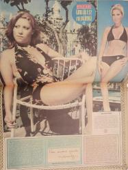 Pazar Haftalık Aktüalite Sinema Tiyatro Müzik ve Magazin Dergisi - 1974 Yılı - Sayı:957 - Arzu Okay - İlknur Taçbaş - Romalı Perihan aşkını açıkladı - Gökben - Sevda Nur - Ayhan Işık - Zeki Müren - Perihan Savaş - Muzaffer Tema - Sami Çölgeçen - Figen Biçel - Necdet Oktay - Özcan Tuncel - Süren Tezyen - Bekir Döğen - Erdoğan Çelik - Kemal Agcer - Mine May - Müşfik Kenter - Banu Opsin - Burhan İnce - Fehamet Perit - Yusuf Melek - Meri Özemre - Sevim Tuna bu kez kesin konuşuyor - Sami Güçlü - Mine Mutlu ile Arzu Okay aynı filmde soyunmak ve sevişmek için yarıştılar - Ünlüler Albümü: Nebahat Çehre - Yılmaz Atadeniz - Feyzi Tuna - Gündüz Serdengeçti - Cüneyt Arkın - Erol Taş - Feridun Kete - Ayhan Işık - Kerim Afşar - Yılmaz Güney - Uğur Güçlü - Ahmet Mekin - Lando Buzzanco - Hulki Saner - Melih Gülgen - Neşe Karaböcek - Mürüvvet Sim - İlhan Daner - Müfit İlkiz - Tarık Akan, Feri Cansel'e artık yenge diyecek - Turgut Akan - Muhteşem Marilyn Monroe - Adele Jergens - Tam Takım Dergi