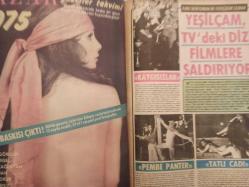 Pazar Haftalık Aktüalite Sinema Tiyatro Müzik ve Magazin Dergisi - 1974 Yılı - Sayı:957 - Arzu Okay - İlknur Taçbaş - Romalı Perihan aşkını açıkladı - Gökben - Sevda Nur - Ayhan Işık - Zeki Müren - Perihan Savaş - Muzaffer Tema - Sami Çölgeçen - Figen Biçel - Necdet Oktay - Özcan Tuncel - Süren Tezyen - Bekir Döğen - Erdoğan Çelik - Kemal Agcer - Mine May - Müşfik Kenter - Banu Opsin - Burhan İnce - Fehamet Perit - Yusuf Melek - Meri Özemre - Sevim Tuna bu kez kesin konuşuyor - Sami Güçlü - Mine Mutlu ile Arzu Okay aynı filmde soyunmak ve sevişmek için yarıştılar - Ünlüler Albümü: Nebahat Çehre - Yılmaz Atadeniz - Feyzi Tuna - Gündüz Serdengeçti - Cüneyt Arkın - Erol Taş - Feridun Kete - Ayhan Işık - Kerim Afşar - Yılmaz Güney - Uğur Güçlü - Ahmet Mekin - Lando Buzzanco - Hulki Saner - Melih Gülgen - Neşe Karaböcek - Mürüvvet Sim - İlhan Daner - Müfit İlkiz - Tarık Akan, Feri Cansel'e artık yenge diyecek - Turgut Akan - Muhteşem Marilyn Monroe - Adele Jergens - Tam Takım Dergi