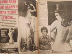 Pazar Haftalık Aktüalite Sinema Tiyatro Müzik ve Magazin Dergisi - 1974 Yılı - Sayı:957 - Arzu Okay - İlknur Taçbaş - Romalı Perihan aşkını açıkladı - Gökben - Sevda Nur - Ayhan Işık - Zeki Müren - Perihan Savaş - Muzaffer Tema - Sami Çölgeçen - Figen Biçel - Necdet Oktay - Özcan Tuncel - Süren Tezyen - Bekir Döğen - Erdoğan Çelik - Kemal Agcer - Mine May - Müşfik Kenter - Banu Opsin - Burhan İnce - Fehamet Perit - Yusuf Melek - Meri Özemre - Sevim Tuna bu kez kesin konuşuyor - Sami Güçlü - Mine Mutlu ile Arzu Okay aynı filmde soyunmak ve sevişmek için yarıştılar - Ünlüler Albümü: Nebahat Çehre - Yılmaz Atadeniz - Feyzi Tuna - Gündüz Serdengeçti - Cüneyt Arkın - Erol Taş - Feridun Kete - Ayhan Işık - Kerim Afşar - Yılmaz Güney - Uğur Güçlü - Ahmet Mekin - Lando Buzzanco - Hulki Saner - Melih Gülgen - Neşe Karaböcek - Mürüvvet Sim - İlhan Daner - Müfit İlkiz - Tarık Akan, Feri Cansel'e artık yenge diyecek - Turgut Akan - Muhteşem Marilyn Monroe - Adele Jergens - Tam Takım Dergi