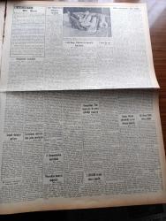 Vatan Gazetesi - 19 Şubat 1955 - Ahmet Emin Yalman Köşe Yazısı - Bütçe Müzakereleri Dün Başladı - Türk Alman Ticaret Anlaşması İmzalandı - Karaborsacılara Kara Haber Turistler Dövizlerine Prim Verilecek - Celal Bayar Pakistan'da Hararetle Karşılandı - Havayolları Pan American İle Geniş Ölçüde İşbirliği Yapacak - İstanbul Kumarhanelerinin İçyüzü Yazan Sadun Tanju Yazı Dizisi - Hanımın Çiftliği Yazan Orhan Kemal Yazı Dizisi - Çanakkale Zaferi Pulları Tedavüle Çıkarılıyor - Salıpazarı Liman İnşaatında Gecikme Olmayacak - İlk Türk Traktörü Mart'ta Satışa Çıkarılıyor - Milliyetçi Uçaklar Dün Kızıllara Hücum Etti - Gazeteci Ceyn Arden'in Maceraları Çizgi Roman - Hoş Memo Karikatür - Şah İsmail Yazan Feridun Fazıl Tülbentçi Yazı Dizisi - Suni Elmas İmali Nihayet Mümkün Olabildi - Sir Julius Levy'nin Yükselişi Yazan Daphne Du Maurier Yazı Dizisi - Türkiye'ye Tuzak Yazan İsmail Ahmedof Yazı Dizisi - Bugün Emniyet Fenerbahçe İle Berabere Kalmaya Çalışacak - Panamerikan Oyunları