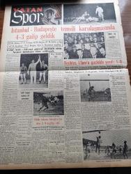 Vatan Gazetesi - 17 Ocak 1955 - Ahmet Emin Yalman Köşe Yazısı - Mısır Arap Başvekillerini Toplantıya Çağırıyor - İran Türkiye Irak Paktına Katılmayacağını Dün Bildirdi - Kıbrıs'ta Rumlar Hala Enosis Diye Bağırıyor -  Rotschild Öldü - Manhattan'da Üç Oda Yazan Simenon Yazı Dizisi - Çalışma Enstitüsü Bugün Açılıyor - Washington Ve Üçlü Balkan Anlaşması - Kanseri Azaltmak İçin Beş Şart - Costa Rica'da Şiddetli Çarpışmalar Oluyor - Hilton Oteline Beş Mil Keten Geliyor - Stalin'in Fransa'da Üvey Bir Kardeşi Varmış - Eski Faşist Bakanlar Nasıl Yaşıyorlar - Sir Julius Levy'nin Yükselişi Yazan Daphne Du Maurier Yazı Dizisi - Good Year Lastikleri - Ankara İstanbul İzmir Teknik Üniversite Radyosu  Yayın Programı - Gripin - Beşiktaş İstanbulspor'u Güçlükle Yendi - Fatih Kupası Üçüncü Yıl Yarışması - Mısır Bisiklet Turu - Adalet Beykoz'u 2 0 Yendi - Vefa Emniyet Maçı 0 0 - Adana Lig Maçları Sona Erdi - Yugoslav Takımı Lubliana Eskişehir'de Mağlup Oldu - 52 Kiloda Hüseyin Akbaş'ın Galibiyeti