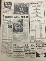 HÜRRİYET GAZETESİ 5 TEMMUZ 1967 YIL :20 SAYI :6890---İşçiler permi hakları için bir miting yapacak ---Parası çok aklı kıt siniri kuvvetli olan Türkiye ye gitsin ---En çok vergi veren firma ve şahıslar açıklandı ---Arabaya kurulup hududu geçen 2 genç  kısmetse  Amerika ya  gidecekler ---Kamil Sürücü 40 km hızla giden motorun üzerinde  numaralar  yapıyor ---İzmir ilk giren  Plaisir  yatı oldu ---Türkiye de satılan  bu ilacı kullanırken yüzde 50  si başka  hastalığa  tutuluyor ---Florya kampinglerinde  borçlu belediyeciler  teşhir  edilecek ---Fil kaynatacak kadar bir  kazan aranıyor ---Çok kıymetli genç ses sanatkarı :Dursun Salkım ---Şenol ,tekrar Beşiktaş 'lı oldu --Güreş takımımız  dün açıklandı ---Güzeller New-York ta buluştu --Güzelimiz New-York güzel ama herkes çok aceleci diyor ---Yelda Gürani  dünyanın en yüksek binasından kuşbakışı  şehri seyretti ---Amcasını oğlunun karısını öldürüp sonra  intihar etti ---