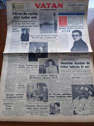 Vatan Gazetesi - 11 Ocak 1955 - Modayı Değiştirsek Yazan Ahmet Emin Yalman Köşe Yazısı - Edirne'de Sel Afet Halini Aldı - Sihirbaz Sanayici Profesör Jorge Chapiro İstanbul'da - Celal Yardımcı Müzeler Hakkında Cevap İçin Mehil İstedi - Yedek Subay Kanunu Değişiyor - Kiralar Serbest Bırakılmayacak - Asker Aileleri Maaşı 100 Liraya Çıkarılıyor - Merzuka Akçam Müebbet Hapse Mahkum Oldu - Altan Erbulak Fotoğraf - Başvekil Adnan Menderes Irak Meclisi'nde Konuşacak - Manhattan'da Üç Oda Yazan Simenon Yazı Dizisi - Müderris Mehmet İzzet Anıldı - Hoş Memo Karikatür - Birleşmiş Milletler Genel Sekreteri Hammarskjoeld Çu En Lai Görüşmeleri Sona Erdi - Fahrettin Kerim Gökay Yakında Yağmur Yağacaktır Diyor - Kıbrıs Müftüsü Dana Efendi Kıbrıs Türk Kalacaktır Sözünü Tekrar Etti - Migros 60 Seyyar Dükkan Açacak - Manchester Guardian'da Türkiye Hakkında İki Yazı - İnsan Yiyen Timsahların Büyük Düşmanı Avcı Bill - Sir Julius Levy'nin Yükselişi Yazan Daphne Du Maurier - Meryem Ana Yine Göründü