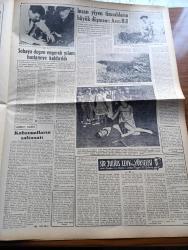 Vatan Gazetesi - 11 Ocak 1955 - Modayı Değiştirsek Yazan Ahmet Emin Yalman Köşe Yazısı - Edirne'de Sel Afet Halini Aldı - Sihirbaz Sanayici Profesör Jorge Chapiro İstanbul'da - Celal Yardımcı Müzeler Hakkında Cevap İçin Mehil İstedi - Yedek Subay Kanunu Değişiyor - Kiralar Serbest Bırakılmayacak - Asker Aileleri Maaşı 100 Liraya Çıkarılıyor - Merzuka Akçam Müebbet Hapse Mahkum Oldu - Altan Erbulak Fotoğraf - Başvekil Adnan Menderes Irak Meclisi'nde Konuşacak - Manhattan'da Üç Oda Yazan Simenon Yazı Dizisi - Müderris Mehmet İzzet Anıldı - Hoş Memo Karikatür - Birleşmiş Milletler Genel Sekreteri Hammarskjoeld Çu En Lai Görüşmeleri Sona Erdi - Fahrettin Kerim Gökay Yakında Yağmur Yağacaktır Diyor - Kıbrıs Müftüsü Dana Efendi Kıbrıs Türk Kalacaktır Sözünü Tekrar Etti - Migros 60 Seyyar Dükkan Açacak - Manchester Guardian'da Türkiye Hakkında İki Yazı - İnsan Yiyen Timsahların Büyük Düşmanı Avcı Bill - Sir Julius Levy'nin Yükselişi Yazan Daphne Du Maurier - Meryem Ana Yine Göründü
