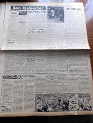 Vatan Gazetesi - 14 Ocak 1955 - Ahmet Emin Yalman Köşe Yazısı - Başvekil Adnan Menderes Bugün Şam Ve Beyrut'a Gidecek - Mükerrem Sarol Ve Akis Davası Karara Kaldı - Mısır Türkiye Irak İttifakını İyi Karşılamadı - Nihat Erim Ve Cemil Sait Barlas İle Yapılan Mülakat - Pendik Vapuru Tuzla Önünde Küçük Bir Adaya Bindirdi - Manhattan'da Üç Oda Yazan Simenon Yazı Dizisi - Profesör Von Karman Dün Roket Mevzuunda Konferans Verdi - Merhum Orgeneral Şükrü Kanatlı Anılacak - Kraliçe Elizabeth Saatini Kaybetti - Mısır'da Kumar Yasak Edildi - Haydarpaşa Adapazarı Arasında Motorlu Tren İşleyecek - Konuşan Makine İmal Edildi - Fernandel İlk Defa Bir Dramda Rol Almıştı - Sir Julius Levy'nin Yükselişi Yazan Daphne Du Maurier Yazı Dizisi - Fransa'nın 600 Senelik Değirmenleri Çöküyor - Türkiye Macaristan Güreş Karşılaşması Yarın Yapılıyor - Yunanlı Boksör Lambidis İle Garbis Karşılaşıyor - Bulmaca - Ankara İstanbul İzmir Radyosu Programı - Necip Bey Diş Macunu - Kısa İlanlar