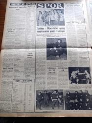 Vatan Gazetesi - 14 Ocak 1955 - Ahmet Emin Yalman Köşe Yazısı - Başvekil Adnan Menderes Bugün Şam Ve Beyrut'a Gidecek - Mükerrem Sarol Ve Akis Davası Karara Kaldı - Mısır Türkiye Irak İttifakını İyi Karşılamadı - Nihat Erim Ve Cemil Sait Barlas İle Yapılan Mülakat - Pendik Vapuru Tuzla Önünde Küçük Bir Adaya Bindirdi - Manhattan'da Üç Oda Yazan Simenon Yazı Dizisi - Profesör Von Karman Dün Roket Mevzuunda Konferans Verdi - Merhum Orgeneral Şükrü Kanatlı Anılacak - Kraliçe Elizabeth Saatini Kaybetti - Mısır'da Kumar Yasak Edildi - Haydarpaşa Adapazarı Arasında Motorlu Tren İşleyecek - Konuşan Makine İmal Edildi - Fernandel İlk Defa Bir Dramda Rol Almıştı - Sir Julius Levy'nin Yükselişi Yazan Daphne Du Maurier Yazı Dizisi - Fransa'nın 600 Senelik Değirmenleri Çöküyor - Türkiye Macaristan Güreş Karşılaşması Yarın Yapılıyor - Yunanlı Boksör Lambidis İle Garbis Karşılaşıyor - Bulmaca - Ankara İstanbul İzmir Radyosu Programı - Necip Bey Diş Macunu - Kısa İlanlar