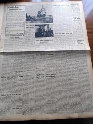 Vatan Gazetesi - 14 Ocak 1955 - Ahmet Emin Yalman Köşe Yazısı - Başvekil Adnan Menderes Bugün Şam Ve Beyrut'a Gidecek - Mükerrem Sarol Ve Akis Davası Karara Kaldı - Mısır Türkiye Irak İttifakını İyi Karşılamadı - Nihat Erim Ve Cemil Sait Barlas İle Yapılan Mülakat - Pendik Vapuru Tuzla Önünde Küçük Bir Adaya Bindirdi - Manhattan'da Üç Oda Yazan Simenon Yazı Dizisi - Profesör Von Karman Dün Roket Mevzuunda Konferans Verdi - Merhum Orgeneral Şükrü Kanatlı Anılacak - Kraliçe Elizabeth Saatini Kaybetti - Mısır'da Kumar Yasak Edildi - Haydarpaşa Adapazarı Arasında Motorlu Tren İşleyecek - Konuşan Makine İmal Edildi - Fernandel İlk Defa Bir Dramda Rol Almıştı - Sir Julius Levy'nin Yükselişi Yazan Daphne Du Maurier Yazı Dizisi - Fransa'nın 600 Senelik Değirmenleri Çöküyor - Türkiye Macaristan Güreş Karşılaşması Yarın Yapılıyor - Yunanlı Boksör Lambidis İle Garbis Karşılaşıyor - Bulmaca - Ankara İstanbul İzmir Radyosu Programı - Necip Bey Diş Macunu - Kısa İlanlar