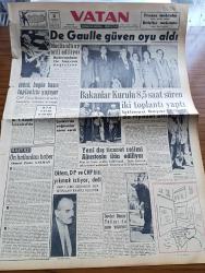 Vatan Gazetesi - 2 Haziran 1958 - De Gaulle Güven Oyu Aldı - İsmet İnönü Bugün Basın Toplantısı Yapıyor - Kıbrıs Türktür Partisi Genel Başkanı Fazıl Küçük İstanbul'da - Ahmet Emin Yalman Köşe Yazısı - Bakanlar Kurulu 8,5 Saat Süren İki Toplantı Yaptı - Adnan Menderes - Sıtkı Yırcalı - Celal Bayar - Yeni Dış Ticaret Rejimi Ağustos'ta İlan Ediliyor - Hürriyet Partili İbrahim Öktem Demokrat Parti Ve CHP Bizi Yıkmak İstiyor Dedi - Yandan Akıyor Yandan Yazan Adnan Veli Yazı Yazı Dizisi - Taş Devri Çizen Mıstık - Çakaralmaz Hafiye Çizen Eflatun Nuri - Bodrum Katları Da Dershane Olacak - Fransa'da Bir Diktatörlük Kurulabilir Mi Yazan Hıfzı Topuz - Hoş Memo Karikatür - 1958 Hububat Rekoltesi 20 Milyon Ton Olacak - Burç Falı - 58 Model Nasreddin Hoca - Dalgacı Mahmud Çizen Kim - Rüzgar Çelebi Çizen Guy Bara - Stiv Roper Çizen Saundes ve Waggon - Vefa Fenerbahçe'yi Mağlup Etti - Galatasaray Güneşspor'u 7 Gol İle Galip - Bursa Stadı Garp Meydanına Döndü - Beşiktaş Demirspor'a Mağlup Oldu