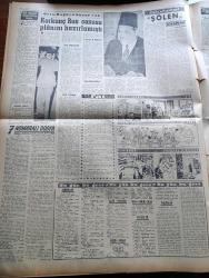 Vatan Gazetesi - 2 Haziran 1958 - De Gaulle Güven Oyu Aldı - İsmet İnönü Bugün Basın Toplantısı Yapıyor - Kıbrıs Türktür Partisi Genel Başkanı Fazıl Küçük İstanbul'da - Ahmet Emin Yalman Köşe Yazısı - Bakanlar Kurulu 8,5 Saat Süren İki Toplantı Yaptı - Adnan Menderes - Sıtkı Yırcalı - Celal Bayar - Yeni Dış Ticaret Rejimi Ağustos'ta İlan Ediliyor - Hürriyet Partili İbrahim Öktem Demokrat Parti Ve CHP Bizi Yıkmak İstiyor Dedi - Yandan Akıyor Yandan Yazan Adnan Veli Yazı Yazı Dizisi - Taş Devri Çizen Mıstık - Çakaralmaz Hafiye Çizen Eflatun Nuri - Bodrum Katları Da Dershane Olacak - Fransa'da Bir Diktatörlük Kurulabilir Mi Yazan Hıfzı Topuz - Hoş Memo Karikatür - 1958 Hububat Rekoltesi 20 Milyon Ton Olacak - Burç Falı - 58 Model Nasreddin Hoca - Dalgacı Mahmud Çizen Kim - Rüzgar Çelebi Çizen Guy Bara - Stiv Roper Çizen Saundes ve Waggon - Vefa Fenerbahçe'yi Mağlup Etti - Galatasaray Güneşspor'u 7 Gol İle Galip - Bursa Stadı Garp Meydanına Döndü - Beşiktaş Demirspor'a Mağlup Oldu