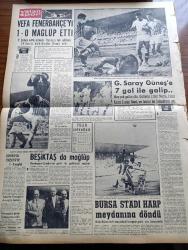 Vatan Gazetesi - 2 Haziran 1958 - De Gaulle Güven Oyu Aldı - İsmet İnönü Bugün Basın Toplantısı Yapıyor - Kıbrıs Türktür Partisi Genel Başkanı Fazıl Küçük İstanbul'da - Ahmet Emin Yalman Köşe Yazısı - Bakanlar Kurulu 8,5 Saat Süren İki Toplantı Yaptı - Adnan Menderes - Sıtkı Yırcalı - Celal Bayar - Yeni Dış Ticaret Rejimi Ağustos'ta İlan Ediliyor - Hürriyet Partili İbrahim Öktem Demokrat Parti Ve CHP Bizi Yıkmak İstiyor Dedi - Yandan Akıyor Yandan Yazan Adnan Veli Yazı Yazı Dizisi - Taş Devri Çizen Mıstık - Çakaralmaz Hafiye Çizen Eflatun Nuri - Bodrum Katları Da Dershane Olacak - Fransa'da Bir Diktatörlük Kurulabilir Mi Yazan Hıfzı Topuz - Hoş Memo Karikatür - 1958 Hububat Rekoltesi 20 Milyon Ton Olacak - Burç Falı - 58 Model Nasreddin Hoca - Dalgacı Mahmud Çizen Kim - Rüzgar Çelebi Çizen Guy Bara - Stiv Roper Çizen Saundes ve Waggon - Vefa Fenerbahçe'yi Mağlup Etti - Galatasaray Güneşspor'u 7 Gol İle Galip - Bursa Stadı Garp Meydanına Döndü - Beşiktaş Demirspor'a Mağlup Oldu