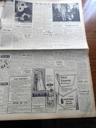 Vatan Gazetesi - 27 Mayıs 1958 - Türk İktisadı Yeni Bir Yolda - Çankırı'da Sel Felaketinde Ölü Sayısı 30'a Çıktı - Kıbrıs'ta Rumlar Birbirine Girdi 5 Ölü 20 Yaralı Var - Bir OECE Heyeti Ankara'da Bize Dair İktisadi Rapor Hazırlayacak - Viscount Uçakları Sefere Başlıyor - İsyan Suçlamasıyla Dokuz Subayın Duruşması Başladı - Milletlerarası Filistin Müşaviri George Flint Öldürüldü - Bir Karikatür Yapan 16 Ay Yatmasın - Yandan Akıyor Yandan Yazan Adnan Veli Yazı Dizisi - Atatürk'ten Hakikatler- Taş Devri Çizen Mıstık - Çakaralmaz Hafiye Çizen Eflatun Nuri - Emil Galip Sandalcı Köşe Yazısı - Beyrut'ta Dün De Bombalar Patladı - Dokunulmazlıkları Kaldırmak İstenen Milletvekilleri - Diktatör Batista Kübayı Bir Turist Merkezi Yapmasını Bildi - Burç Falı - Osman Bayatlı'sız Bergama Yazan Azra Erhat - ES KO Limon Çiçeği Kolonyası - Türk Futbol Federasyonu İspanya Federasyonuna 200 dolar Borçlu - 1959 1960 Mahalli Lig Maçları Kaldırılıyor - Alpullu Kampına Gene Rağbet Yok - Sepp Heberger