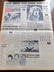 Vatan Gazetesi - 25 Mayıs 1958 - Fatin Rüştü Zorlu Kıbrıs'ta Tek Çare Taksim Dedi - Basına Demeç Veren Fatin Rüştü Zorlu Doktor Fazıl Küçük İle Bir Saat Görüştü - Rauf Denktaş - Batı Almanya Bize Yüz Milyon Dolarlık Bir Kredi Açıyor - CHP Hayat Pahalılığı İçin Gensoru Açılmasını İstedi - Çankırı'da Sel Hasar Yaptı - Ankara Ticaret Odasındaki Usulsüzlükler - Pakistan'a Kolera Aşısı Gönderilecek - Baro Gürültülü Toplantı Yaptı - Gazetecilerin Büyük Kongresi Başladı - Cezayir Meselesi Ve Fransa Açık Oturum - Yandan Akıyor Yandan Yazan Adnan Veli Yazı Dizisi - Komünizm Propagandası Yapan İki Kişi Mahkum Oldu - PTT Munzam Değerli Yeni Bir Pul Çıkaracak - Ahmet Emin Yalman Amerika'dan Yazıyor - Bin Kişide On Kişi Şeker Hastası Kabul Ediliyor - Emil Galip Sandalcı Köşe Yazısı - Topluluk Karşısında Bir Adam Glenn Ford - Haftalık Hoş Memo Karikatür - İstanbul Tiyatro Sinema Programı - 1956 İsveç Güzellik Kraliçesi Ingrid Goude - Pe Re Ja Limon Kolonyası - Altın Borsası - Grekoromen