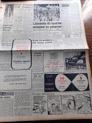 Vatan Gazetesi - 21 Mayıs 1958 - Kıbrıs'taki Rumlar İlhaktan Vazgeçtiler - Kıbrıs Valisi Sir Hugh Foot Dün Adaya Döndü - Kandilli Rasathanesi - Fransız Anayasasında Değişiklik Yapacak - İstanbul Vali Ve Belediye Reisi başkan Vekili Ethem Yetkiner - Atatürk İle İlgili Yeni Bir Film - Atatürk'ün Eski Bir Demeci Yüzünden Zafer Gazetesi Ulus'a Çattı - Suvat Ve Sarıyer Kaptanları Bugün Yargılanacak - Karaköy'de 87 Bina Daha Yıktırılıyor - Hukuk Fakültesi Anayasa Hukuku Profesörü Hüseyin Nail Kubalı Yılın Son Dersini Verdi - Sonradan Yaşamak Yazan Tarık Buğra Yazı Dizisi - Yandan Akıyor Yandan Yazan Adnan Veli Yazı Dizisi - İslam'da Laiklik - Üçüncü Türkçe Yazan Ahmet Kutsi Tecer - Nurcular İzmir Gazetelerine De Tehdit Mektupları Gönderdiler - Cannes Film Festivalinden Yazan Aydın Arzak - Burç Falı - Fenerbahçe Resmen Amerika'ya Çağrıldı - Bulmaca - Yılın Başarılı Kalecisi Özcan Arkoç Profesyonel Olmaya Karar Verdi - Galatasaray Lokomotif Yarın Karşılaşıyor - Lefter Bu Hafta Oynayacak