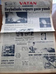 Vatan Gazetesi - 12 Mayıs 1958 - Heybeliada Vapuru Gece Yandı - Lefkoşe'de Binlerce Türk Taksim İçin Nümayiş Yaptı - Karamanlis Yunanistan Seçimlerinde Önde Gidiyor - Etibank'ın Satışlarında Yükselme Var - Adapazarı'nda Sait Faik Abasıyanık İçin Tören Yapıldı - Vatan Caddesinde 3 Çocuk Boğuldu - Sonradan Yaşamak Yazan Tarık Buğra Yazı Dizisi - Yandan Akıyor Yandan Yazan Adnan Veli Yazı Dizisi - Demokrat Parti'nin Dış Yardım Anlayışı Yazan Coşkun Kırca - Fransa'da Kabine Buhranı Devam Ediyor - Hoş Memo Karikatür - Gençlik Parkında Amerikalı İle Öpüşen Bir Kız Linç Ediliyordu - Jayne Mansfield Sanıldığı Gibi Değilmiş - Cannes film Festivalinden Yazan Aydın Arzak - Dalgacı Mahmud Çizen Kim - Rüzgar Çelebi Çizen Guy Bara - Stiv Roper Çizen Saundes ve Waggon- Genç Milli Takımımız Bulgarlara Yenildi - Beykoz Kongresini Muhalefet Kazandı - Federasyon Kupasını Ankara'da Hilal Aldı - Karagümrük'ün Yeni Bütçesi 600 Bin Lira