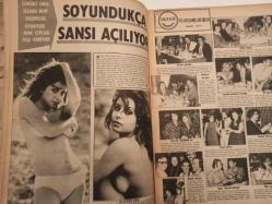 Pazar Haftalık Aktüalite Sinema Tiyatro Müzik ve Magazin Dergisi - 28 Eylül 1973 - Sayı:888 - Romalı Perihan - Ceyhan Cem - Sinemadan kopan Sezer Güvenirgil sahneye demir attı - Sevtap Coşkun - Dursun Salkım - Işık Yavuz - Bahar Erdeniz - Beyza Başar - Öztürk Serengil - Emel Özden - Tunç Oral - Emel Özden soyundukça şansı açılıyor - Cemil Cem - Perihan Savaş - Engin İnanç - Gül Çekiç - Metin Erksan - Gönül Ersoy - Sevtap Coşkun - Ümit Utku - Bernard Maximilian - Kadir İnanır - Münir Özkul - Turgut Akyüz - Şenol Öztürk - Erol Solak - Melek Görgün'ün İzmir'deki gazino hayatı olaylı bitti - Enver Özer'den ayrılan Feri Cansel hürriyetine kavuştu - Nazan Şoray - Anuşka Dev Posteri - Salih Güney - İpek Güney - ''Bayan Bacak Serpil Örümcer'' bebek bekliyor - Berkant - El çabukluğu marifet - Özdemir Birsel - Yunus Emre - Hakan Balamir - Çetin İnanç - Mehmet Karahafız - Defne Dilek - Reha Yurdakul - Ümit Utku - Nazan Şoray - İlhan Engin - Orhan Günşiray - Posterli Tam Takım Dergi