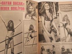 Pazar Haftalık Aktüalite Sinema Tiyatro Müzik ve Magazin Dergisi - 28 Eylül 1973 - Sayı:888 - Romalı Perihan - Ceyhan Cem - Sinemadan kopan Sezer Güvenirgil sahneye demir attı - Sevtap Coşkun - Dursun Salkım - Işık Yavuz - Bahar Erdeniz - Beyza Başar - Öztürk Serengil - Emel Özden - Tunç Oral - Emel Özden soyundukça şansı açılıyor - Cemil Cem - Perihan Savaş - Engin İnanç - Gül Çekiç - Metin Erksan - Gönül Ersoy - Sevtap Coşkun - Ümit Utku - Bernard Maximilian - Kadir İnanır - Münir Özkul - Turgut Akyüz - Şenol Öztürk - Erol Solak - Melek Görgün'ün İzmir'deki gazino hayatı olaylı bitti - Enver Özer'den ayrılan Feri Cansel hürriyetine kavuştu - Nazan Şoray - Anuşka Dev Posteri - Salih Güney - İpek Güney - ''Bayan Bacak Serpil Örümcer'' bebek bekliyor - Berkant - El çabukluğu marifet - Özdemir Birsel - Yunus Emre - Hakan Balamir - Çetin İnanç - Mehmet Karahafız - Defne Dilek - Reha Yurdakul - Ümit Utku - Nazan Şoray - İlhan Engin - Orhan Günşiray - Posterli Tam Takım Dergi