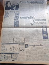 Vatan Gazetesi - 24 Nisan 1957 - Başvekil Adnan Menderes Dün Amerikan Büyükelçisi İle Görüştü - Kıbrıs'ta Türkler Gösteri Yaptılar - 23 Nisan Bayramı Yurtta Kutlandı - Selwyn Lloyd Eşini Zina Suçu İle Mahkemeye Verdi - Modern Jimnastik - Fikir İşçileri İçin Yeni Kanun Hazırlanıyor - Hürriyet Partisi Kıbrıs İçin Hükümetten İzahat İsteyecek - Asya Sahnesindeki Heyecan Dolu Dram Yazan Ahmet Emin Yalman Köşe Yazısı - İzmir'de 23 Nisan Gösterisi Yapılmadı - Çanakkale Türk'ün Kahramanlık Destanı Yazan Alan Moorehead Yazı Dizisi - Sanat Eseri Sanat Eşyası Yazan Ahmet Kutsi Tecer Köşe Yazısı - Eflatun Kız Yazan Nihal Yeğinobalı Yazı Dizisi - Osman Bölükbaşı Kıbrıs İçin Hükümet Milleti Tenvir Etmedi Diyor - Pablo Casals Festivali Başladı - Hoş Memo Karikatür - Behzat Butak Kayseri Gülleri Komedisinde Bodos Ağa Rolünde  Fotoğraf - Batakhane İnsanları Yazan Adnan Veli Yazı Dizisi - 1001 Gece Masalları Hazırlayan Suat Taşer Yazı Dizisi - Dünya Nelere Gülüyor Karikatür - Galatasaray Beşiktaş Maçı