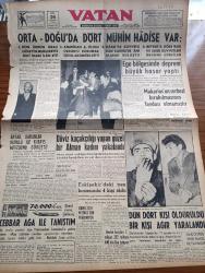 Vatan Gazetesi - 26 Nisan 1957 - Ortadoğu'da Dört Mühim Hadise Var - Celal Bayar Bakanlar Kurulu İle Kıbrıs Mevzuunu Görüştü - Havalarda 70.000 Kilometre Yazan Ahmet Emin Yalman Köşe Yazısı - Döviz Kaçakçılığı Yapan Renade Dorsy İsimli Güzel Bir Alman Kadını Yakalandı - Ege Bölgesinde Deprem Büyük Hasar Yaptı - New York Times Diyor ki Makarios'un Serbest Bırakılmasının Faydası Olmamıştır - Çanakkale Türk'ün Kahramanlık Destanı Yazan Alan Moorehead Yazı Dizisi - Eflatun Kız Yazan Nihal Yeğinobalı Yazı Dizisi - Sanat Dünyasından Haberler - Makbet Çin'ceye Çevriliyor - Süleymaniye Kütüphanesi Dün Törenle Açıldı - Yazar Françoise Sagan İyileşti - Ramazan Köşesi - Perde Arası Yazan Burhan Arpad - Şevkiye May Ve Ali Sururi Kulis Arasında Rol Sıralarını Bekliyor Fotoğraf - 1001 Gece Masalları Hazırlayan Suat Taşer Yazı Dizisi - İstanbulspor Cihat Arman'a Dair Dün Bir Tebliğ Yayınladı - Amerika Ordulararası Basketbol Şampiyonluğunu Kazandı - Fenerbahçe Galatasaray Maçına Hazırlanıyor - At