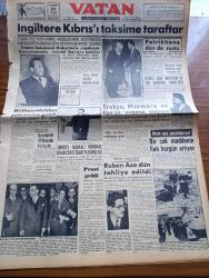 Vatan Gazetesi - 17 Nisan 1957 - Tanınmış Amerikalı Aktör William Holden Rock And Roll Nedir Bilmiyorum Dedi - İngiltere Kıbrıs'ı Taksim'e Taraftar - Sirkeci Halkalı Treninde Orak Çekiç Görüldü - Meşhur İmar Ve Şehircilik Mütehassısı Prost İstanbul'a Geldi - Döviz Kaçakçısı Ruben Asa Dün Tahliye Edildi - Patrikhane Dün De Sustu - Kıbrıs İçin İngiltere'ye Bir Muhtıra Vereceğiz Dedi - Dieppe Newhaven Yolu Yazan Henry Miller Yazı Dizisi - Bir Sanat Geleneği Mahya Yazan Ahmet Kutsi Tecer Köşe Yazısı - Çanakkale Türk'ün Kahramanlık Destanı Yazan Alan Moorehead Yazı Dizisi - Sendikalar Kanunu Tasarısı Hazırlandı - Ramazan Köşesi - Kıbrıs Meselesi Ve Fener Patrikhanesi Yazan Sadun Tanju - Hoş Memo Karikatür - 1001 Gece Masalları Hazırlayan Suat Taşer Yazı Dizisi - Dünya Nelere Gülüyor Karikatür - Batakhane İnsanları Yazan Adnan Veli Yazı Dizisi - Milli Takım Doğu Almanya'yı Da İspanya'yı da Yendi - Mithatpaşa'de Gece Maçları - Adalet Kasımpaşa Bugün Karşılaşıyor - Fenerbahçe Galatasaray Maçı