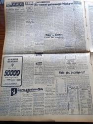 Vatan Gazetesi - 17 Nisan 1957 - Tanınmış Amerikalı Aktör William Holden Rock And Roll Nedir Bilmiyorum Dedi - İngiltere Kıbrıs'ı Taksim'e Taraftar - Sirkeci Halkalı Treninde Orak Çekiç Görüldü - Meşhur İmar Ve Şehircilik Mütehassısı Prost İstanbul'a Geldi - Döviz Kaçakçısı Ruben Asa Dün Tahliye Edildi - Patrikhane Dün De Sustu - Kıbrıs İçin İngiltere'ye Bir Muhtıra Vereceğiz Dedi - Dieppe Newhaven Yolu Yazan Henry Miller Yazı Dizisi - Bir Sanat Geleneği Mahya Yazan Ahmet Kutsi Tecer Köşe Yazısı - Çanakkale Türk'ün Kahramanlık Destanı Yazan Alan Moorehead Yazı Dizisi - Sendikalar Kanunu Tasarısı Hazırlandı - Ramazan Köşesi - Kıbrıs Meselesi Ve Fener Patrikhanesi Yazan Sadun Tanju - Hoş Memo Karikatür - 1001 Gece Masalları Hazırlayan Suat Taşer Yazı Dizisi - Dünya Nelere Gülüyor Karikatür - Batakhane İnsanları Yazan Adnan Veli Yazı Dizisi - Milli Takım Doğu Almanya'yı Da İspanya'yı da Yendi - Mithatpaşa'de Gece Maçları - Adalet Kasımpaşa Bugün Karşılaşıyor - Fenerbahçe Galatasaray Maçı