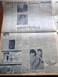 Vatan Gazetesi - 17 Nisan 1957 - Tanınmış Amerikalı Aktör William Holden Rock And Roll Nedir Bilmiyorum Dedi - İngiltere Kıbrıs'ı Taksim'e Taraftar - Sirkeci Halkalı Treninde Orak Çekiç Görüldü - Meşhur İmar Ve Şehircilik Mütehassısı Prost İstanbul'a Geldi - Döviz Kaçakçısı Ruben Asa Dün Tahliye Edildi - Patrikhane Dün De Sustu - Kıbrıs İçin İngiltere'ye Bir Muhtıra Vereceğiz Dedi - Dieppe Newhaven Yolu Yazan Henry Miller Yazı Dizisi - Bir Sanat Geleneği Mahya Yazan Ahmet Kutsi Tecer Köşe Yazısı - Çanakkale Türk'ün Kahramanlık Destanı Yazan Alan Moorehead Yazı Dizisi - Sendikalar Kanunu Tasarısı Hazırlandı - Ramazan Köşesi - Kıbrıs Meselesi Ve Fener Patrikhanesi Yazan Sadun Tanju - Hoş Memo Karikatür - 1001 Gece Masalları Hazırlayan Suat Taşer Yazı Dizisi - Dünya Nelere Gülüyor Karikatür - Batakhane İnsanları Yazan Adnan Veli Yazı Dizisi - Milli Takım Doğu Almanya'yı Da İspanya'yı da Yendi - Mithatpaşa'de Gece Maçları - Adalet Kasımpaşa Bugün Karşılaşıyor - Fenerbahçe Galatasaray Maçı