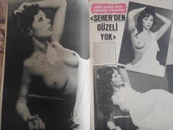Pazar Haftalık Aktüalite Sinema Tiyatro Müzik ve Magazin Dergisi - 1974 Yılı - Sayı:940 - Türkan Şoray - İlknur Taçbaş - Feri Cansel - Aynur Aydan - Serdar Gökhan - Gönül Tansel - Sevda Ferdağ - Feri Cansel - Engin Çağlar - Deniz Erkanat - Nilüfer Koçyiğit - Paris'ten gelen Demir Karahan İzmir'de asker - Seher Şeniz'den güzeli yok - Deniz Erkanat - Ünlüler Albümü: Hülya Koçyiğit Dev Posteri - İzzet Günay - Selma Güneri - Yusuf Sezgin - Süleyman Turan - Ekrem Bora - Göksel Arsoy - Nuri Altınok - Tülin Örsek - Altan Bozkurt - Hulusi Kentmen - Suzan Avcı - Benan Öz - Ferda Büyükgüneş - Osman Atılgan - Yeşim Tan - Metin Erksan - Deniz Erkanat - Aytekin Akkaya - Bahar Erdeniz ''Bekarlığa veda'' gecesinde Coşkun Sapmaz'ı teselli edip bol moral verdi - Ceyda Karahan - Sevim Çağlayan - Yılmaz Güney'in Dramı - Yıldırım Gencer - Feri Cansel fotoğraf ve haberi - Posterli Tam Takım Dergi