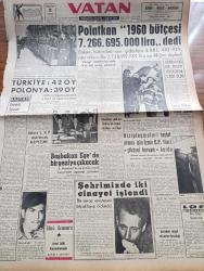 Vatan Gazetesi - 2 Aralık 1959 - Ahmet Emin Yalman Köşe Yazısı - Önümüzdeki Hafta Ankara'ya Gelecek Olan Eisenhower'u 150 Bin Kişi Karşılayacak - Başbakan Adnan Menderes Ege'de Bir Geziye Çıkacak - Maliye Bakanı Hasan Polatkan 1960 Bütçesi 7.266. 695 Lira Dedi - Amerikan Yardımı Türkiye'de Hangi Alanlara Veriliyor - İzmit'te 2100 Yıl Öncesine Ait Bazı Eserler Bulundu - Duru Göl İlhan Tarus'un Romanı Yazı Dizisi - Aksarayda'ki Işıklı Ağaçlar Sökülüyor - Yahya Kemal'in Çocukluk Çevresi Bu Bu Çevrenin Şiirlerine Etkisi - Namık Kemal'in Ölümünün Yetmiş Birinci Yıldönümü - Naim Tirali - Politika Ve Ötesi Yazan Sadun Tanju - Oyuncaklarımızı Kendimiz Yapalım - Ben Kimim Yazan Theresa Charles Yazı Dizisi - Lüp Lüp Amca Çizgi Roman Ric - Tonton Agah Çizgi Roman Sade Yalçın - Stiv Roper Çizen Saunders ve Waggon - Sorbon Üniversitesinden Mezun Bir Hırsız Yakalandı - Fenerbahçe Dün Nice'e İki Sakatla Gitti - Lefter'e Tekme Atarak Sakatlayan Fenerbahçeli Futbolcu Seracettin Özür Diledi - Beşiktaş