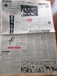 Vatan Gazetesi - 2 Aralık 1959 - Ahmet Emin Yalman Köşe Yazısı - Önümüzdeki Hafta Ankara'ya Gelecek Olan Eisenhower'u 150 Bin Kişi Karşılayacak - Başbakan Adnan Menderes Ege'de Bir Geziye Çıkacak - Maliye Bakanı Hasan Polatkan 1960 Bütçesi 7.266. 695 Lira Dedi - Amerikan Yardımı Türkiye'de Hangi Alanlara Veriliyor - İzmit'te 2100 Yıl Öncesine Ait Bazı Eserler Bulundu - Duru Göl İlhan Tarus'un Romanı Yazı Dizisi - Aksarayda'ki Işıklı Ağaçlar Sökülüyor - Yahya Kemal'in Çocukluk Çevresi Bu Bu Çevrenin Şiirlerine Etkisi - Namık Kemal'in Ölümünün Yetmiş Birinci Yıldönümü - Naim Tirali - Politika Ve Ötesi Yazan Sadun Tanju - Oyuncaklarımızı Kendimiz Yapalım - Ben Kimim Yazan Theresa Charles Yazı Dizisi - Lüp Lüp Amca Çizgi Roman Ric - Tonton Agah Çizgi Roman Sade Yalçın - Stiv Roper Çizen Saunders ve Waggon - Sorbon Üniversitesinden Mezun Bir Hırsız Yakalandı - Fenerbahçe Dün Nice'e İki Sakatla Gitti - Lefter'e Tekme Atarak Sakatlayan Fenerbahçeli Futbolcu Seracettin Özür Diledi - Beşiktaş