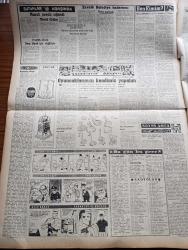 Vatan Gazetesi - 2 Aralık 1959 - Ahmet Emin Yalman Köşe Yazısı - Önümüzdeki Hafta Ankara'ya Gelecek Olan Eisenhower'u 150 Bin Kişi Karşılayacak - Başbakan Adnan Menderes Ege'de Bir Geziye Çıkacak - Maliye Bakanı Hasan Polatkan 1960 Bütçesi 7.266. 695 Lira Dedi - Amerikan Yardımı Türkiye'de Hangi Alanlara Veriliyor - İzmit'te 2100 Yıl Öncesine Ait Bazı Eserler Bulundu - Duru Göl İlhan Tarus'un Romanı Yazı Dizisi - Aksarayda'ki Işıklı Ağaçlar Sökülüyor - Yahya Kemal'in Çocukluk Çevresi Bu Bu Çevrenin Şiirlerine Etkisi - Namık Kemal'in Ölümünün Yetmiş Birinci Yıldönümü - Naim Tirali - Politika Ve Ötesi Yazan Sadun Tanju - Oyuncaklarımızı Kendimiz Yapalım - Ben Kimim Yazan Theresa Charles Yazı Dizisi - Lüp Lüp Amca Çizgi Roman Ric - Tonton Agah Çizgi Roman Sade Yalçın - Stiv Roper Çizen Saunders ve Waggon - Sorbon Üniversitesinden Mezun Bir Hırsız Yakalandı - Fenerbahçe Dün Nice'e İki Sakatla Gitti - Lefter'e Tekme Atarak Sakatlayan Fenerbahçeli Futbolcu Seracettin Özür Diledi - Beşiktaş