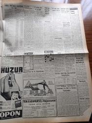Vatan Gazetesi - 2 Aralık 1959 - Ahmet Emin Yalman Köşe Yazısı - Önümüzdeki Hafta Ankara'ya Gelecek Olan Eisenhower'u 150 Bin Kişi Karşılayacak - Başbakan Adnan Menderes Ege'de Bir Geziye Çıkacak - Maliye Bakanı Hasan Polatkan 1960 Bütçesi 7.266. 695 Lira Dedi - Amerikan Yardımı Türkiye'de Hangi Alanlara Veriliyor - İzmit'te 2100 Yıl Öncesine Ait Bazı Eserler Bulundu - Duru Göl İlhan Tarus'un Romanı Yazı Dizisi - Aksarayda'ki Işıklı Ağaçlar Sökülüyor - Yahya Kemal'in Çocukluk Çevresi Bu Bu Çevrenin Şiirlerine Etkisi - Namık Kemal'in Ölümünün Yetmiş Birinci Yıldönümü - Naim Tirali - Politika Ve Ötesi Yazan Sadun Tanju - Oyuncaklarımızı Kendimiz Yapalım - Ben Kimim Yazan Theresa Charles Yazı Dizisi - Lüp Lüp Amca Çizgi Roman Ric - Tonton Agah Çizgi Roman Sade Yalçın - Stiv Roper Çizen Saunders ve Waggon - Sorbon Üniversitesinden Mezun Bir Hırsız Yakalandı - Fenerbahçe Dün Nice'e İki Sakatla Gitti - Lefter'e Tekme Atarak Sakatlayan Fenerbahçeli Futbolcu Seracettin Özür Diledi - Beşiktaş