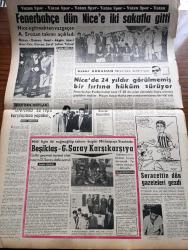 Vatan Gazetesi - 2 Aralık 1959 - Ahmet Emin Yalman Köşe Yazısı - Önümüzdeki Hafta Ankara'ya Gelecek Olan Eisenhower'u 150 Bin Kişi Karşılayacak - Başbakan Adnan Menderes Ege'de Bir Geziye Çıkacak - Maliye Bakanı Hasan Polatkan 1960 Bütçesi 7.266. 695 Lira Dedi - Amerikan Yardımı Türkiye'de Hangi Alanlara Veriliyor - İzmit'te 2100 Yıl Öncesine Ait Bazı Eserler Bulundu - Duru Göl İlhan Tarus'un Romanı Yazı Dizisi - Aksarayda'ki Işıklı Ağaçlar Sökülüyor - Yahya Kemal'in Çocukluk Çevresi Bu Bu Çevrenin Şiirlerine Etkisi - Namık Kemal'in Ölümünün Yetmiş Birinci Yıldönümü - Naim Tirali - Politika Ve Ötesi Yazan Sadun Tanju - Oyuncaklarımızı Kendimiz Yapalım - Ben Kimim Yazan Theresa Charles Yazı Dizisi - Lüp Lüp Amca Çizgi Roman Ric - Tonton Agah Çizgi Roman Sade Yalçın - Stiv Roper Çizen Saunders ve Waggon - Sorbon Üniversitesinden Mezun Bir Hırsız Yakalandı - Fenerbahçe Dün Nice'e İki Sakatla Gitti - Lefter'e Tekme Atarak Sakatlayan Fenerbahçeli Futbolcu Seracettin Özür Diledi - Beşiktaş