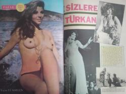 Pazar Haftalık Aktüalite Sinema Tiyatro Müzik ve Magazin Dergisi - 30 Ağustos 1974 Sayı:936 - Pakize Suda - Gönül Tansel - Bahar Erdeniz, Ajda Pekkan'ın eski eşine el koydu - Coşkun Sapmaz - Yonca Yücel son günlerde sürekli olarak futbolcu sevgili değiştiriyor - Fenerbahçeli Mustafa - Seyyal Taner ödenmeyen bonolar yüzünden Yeşilçam'a rest çekti - Türkan Şoray - Müşerref Tezcan - Leyla Sayar Dev Posteri - Yeşim Yükselen - Feri Cansel işini bilir - 11. Antalya Film Şenliği Başlarken - Yalnız ve Çıplak İlknur Taçbaş fotoğraf ve haberi - Posterli Tam Takım Dergi