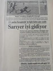 8 Nisan 1984 - 2-1 yenilen Karagümrük'ün ligde kalma şansı azaldı - Sarıyer iyi gidiyor - Rıza'nın bir şutunun direkten döndüğü maçta golleri Çelebiç, Mehmet Ekşi ve Oğuz attı - Alibeyköy, Anadolu engelini tek golle geçti:1-0 - Gazete haberi - Tek Yaprak Arkalı Önlüdür