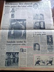 Vatan Gazetesi - 19 Ocak 1961 - Ahmet Emin Yalman Köşe Yazısı - Ernest Hemingway İyileşiyor - Karakışın Aniden Bastırması Şehirlerde Hayatı Felce Uğrattı - İstanbul'da Kar Manzarası - Amerikan Başkanı Eisenhower Yerini Kennedy'e Bırakıyor -  Yassıada'da Üç Davaya Bakıyor - Diyarbakır'da Bir Üniversite Tesisi İstendi - Aziz Nesin'in Romanı Kağnı Gölgesindeki İt Yazı Dizisi - Temsilciler Meclisi Üyelerini Tanıtıyoruz -  Bülent Ecevit - Vahit Turhan - Mazhar Özkol - 55'ler Ve Ötesi Röportaj Mesut Özdemir Yazı Dizisi - Emil Galip Sandalcı Köşe Yazısı - Hoş Memo Karikatür - 150 Yılın Hikayesi Osmanlı İmparatorluğunda Batılılaşma Cereyanı Yazan Enis Tahsin Til Yazı Dizisi -  Basın Yayın Genel Müdürü Bekir Tünay - Haftanın Filmleri - Taş Devri Çizen Mıstık - Tonton Agah Çizgi Roman Sade Yalçın - Galatasaray'a Transfer Olan Ayhan Elmastaşoğlu Lisans Alıyor - Voleybolda İstanbul Kız Lisesi Şampiyon Oldu - Fenerbahçe'de Yarınki Tarihî Toplantı - Dünya Ağır Siklet Boks Şampiyonu Patterson